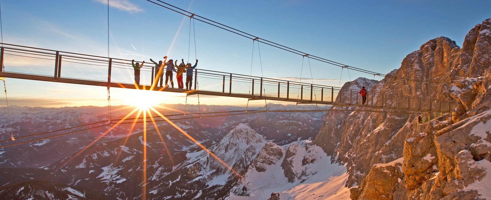 Winterurlaub mit Sport, Spaß und Ausflügen - im Bild die Hängebrücke am Dachstein Gletscher